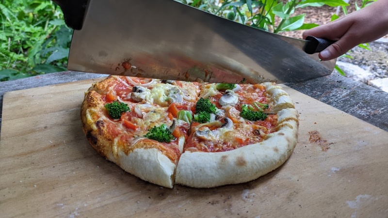 Datei:Pizzamesserjurtenland.jpg
